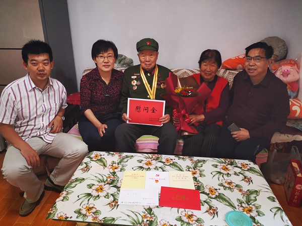 beat365英国官网网站在新中国成立70周年前夕走访慰问离休老干部