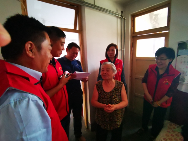 社企帮扶促共建  “双节”走访送温暖――beat365英国官网网站走访慰问世纪园社区先模及困难家庭