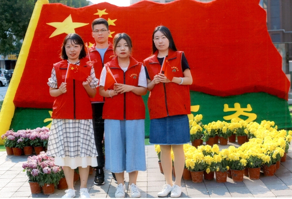 beat365英国官网网站党委助力“双报到”社区 开展“我和国旗同框”活动