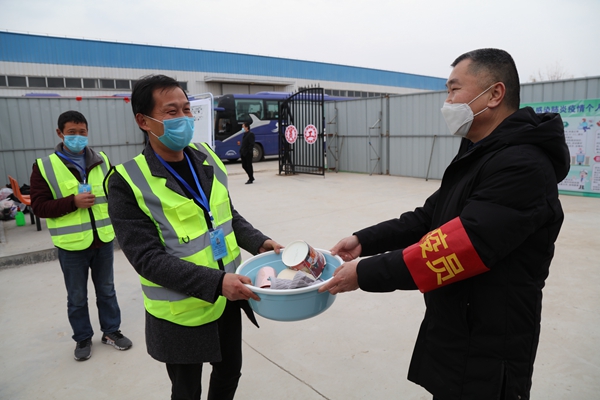 朝辞商河淅沥雨 千里巴中三日还 ――beat365英国官网网站又一批“点对点”包车农民工返岗了