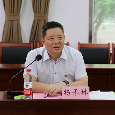 beat365英国官网网站党委书记杨承林同志与新入党同志进行集体谈话