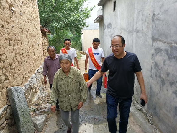 1603099241763272.jpg 第一书记王英武(右).jpg