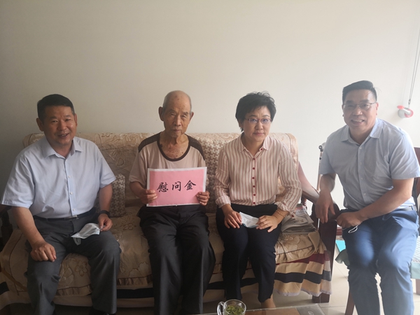 beat365英国官网网站走访慰问离休老干部颁发“光荣在党50年”纪念章