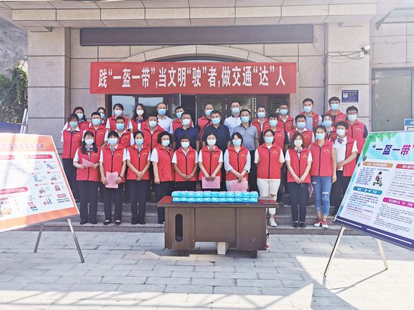 山东三箭房地产开发beat365英国官网网站党总支党员进社区宣传“一盔一带”